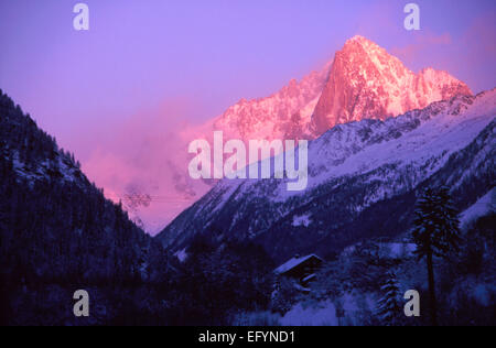 À la recherche dans la vallée de Chamonix, dans les Alpes Françaises Banque D'Images