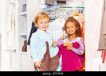 Smiling boy avec gilet et girl shopping ensemble Banque D'Images