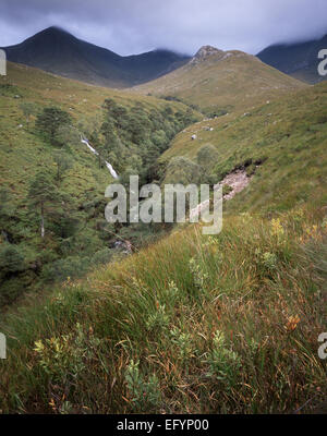 Glas Bheinn Mhor et Meall nan Tri Tighearnan vu du dessous le voleur's Cascade, Glen Etive, Argyll, Scotland Banque D'Images