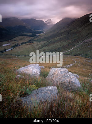 Une douche lourde traverse Glen Etive inférieur vu de haut sur la crête pour Ben Starav, une Munro à Argyll, Highland Ecosse Banque D'Images