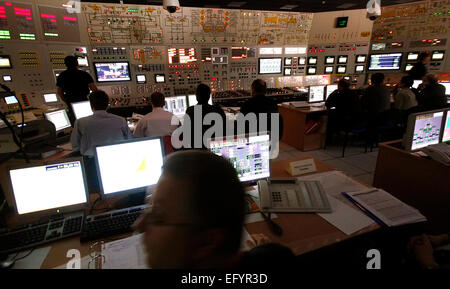 ***PHOTO*** La centrale nucléaire de Dukovany plante, avec d'autres entreprises du système de transfert, le CEPS, CEZ SEPS et E.O.N., organisé un exercice pour former les mesures en cas d'une panne totale de Dukovany, causée par exemple par une nature catastrofe ou d'une catastrophe, le 26 mars 2008. OPS : la salle de commande centrale de Dukovany. Une réaction de fission dans la première unité de la centrale nucléaire de Dukovany, qui couvre environ un cinquième de l'électricité consommée dans la République tchèque, a été lancé il y a 30 ans, le 12 février 1985. Au cours de l'année 1986, deux nouvelles unités ont été mis en service et en Banque D'Images