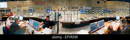 ***PHOTO*** La centrale nucléaire de Dukovany plante, avec d'autres entreprises du système de transfert, le CEPS, CEZ SEPS et E.O.N., organisé un exercice pour former les mesures en cas d'une panne totale de Dukovany, causée par exemple par une nature catastrofe ou d'une catastrophe, le 26 mars 2008. OPS : la salle de commande centrale de Dukovany. Une réaction de fission dans la première unité de la centrale nucléaire de Dukovany, qui couvre environ un cinquième de l'électricité consommée dans la République tchèque, a été lancé il y a 30 ans, le 12 février 1985. Au cours de l'année 1986, deux nouvelles unités ont été mis en service et en Banque D'Images