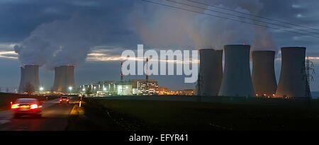 ***PHOTO*** Dukovany centrale nucléaire, la République tchèque, le 26 novembre 2008. Une réaction de fission dans la première unité de la centrale nucléaire de Dukovany, qui couvre environ un cinquième de l'électricité consommée dans la République tchèque, a été lancé il y a 30 ans, le 12 février 1985. Au cours de l'année 1986, deux nouvelles unités ont été mis en service et en juillet 1987, la dernière quatrième unité a été mis en ligne. Le lancement de Dukovany était important pour le secteur de l'énergie tchécoslovaque. En 2035, peut-être un cinquième de Dukovany unité. (CTK Photo/Lubos Pavlicek) Banque D'Images