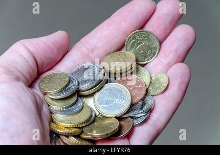 Les pièces en euros dans la main Banque D'Images