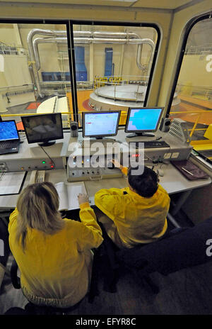 ***PHOTO*** Monika Techniciens Mervartova (à gauche) est présent dans le centre de contrôle de la centrale nucléaire de Dukovany, le 23 janvier 2011. Ingénieur nucléaire devenu post n'étant pas exclusivement d'hommes. Une réaction de fission dans la première unité de la centrale nucléaire de Dukovany, qui couvre environ un cinquième de l'électricité consommée dans la République tchèque, a été lancé il y a 30 ans, le 12 février 1985. Au cours de l'année 1986, deux nouvelles unités ont été mis en service et en juillet 1987, la dernière quatrième unité a été mis en ligne. Le lancement de Dukovany était important pour le secteur de l'énergie tchécoslovaque. En 2035, peut-être un de Dukovany f Banque D'Images