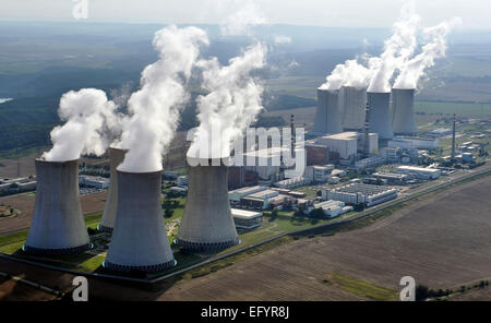 ***PHOTO*** Dukovany centrale nucléaire, la République tchèque, le 10 septembre 2012. Une réaction de fission dans la première unité de la centrale nucléaire de Dukovany, qui couvre environ un cinquième de l'électricité consommée dans la République tchèque, a été lancé il y a 30 ans, le 12 février 1985. Au cours de l'année 1986, deux nouvelles unités ont été mis en service et en juillet 1987, la dernière quatrième unité a été mis en ligne. Le lancement de Dukovany était important pour le secteur de l'énergie tchécoslovaque. En 2035, peut-être un cinquième de Dukovany unité. (CTK Photo/Lubos Pavlicek) Banque D'Images