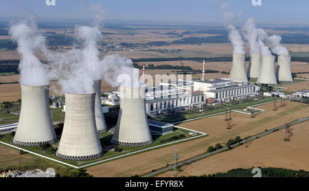 ***PHOTO*** Dukovany centrale nucléaire, la République tchèque, le 10 septembre 2012. Une réaction de fission dans la première unité de la centrale nucléaire de Dukovany, qui couvre environ un cinquième de l'électricité consommée dans la République tchèque, a été lancé il y a 30 ans, le 12 février 1985. Au cours de l'année 1986, deux nouvelles unités ont été mis en service et en juillet 1987, la dernière quatrième unité a été mis en ligne. Le lancement de Dukovany était important pour le secteur de l'énergie tchécoslovaque. En 2035, peut-être un cinquième de Dukovany unité. (CTK Photo/Lubos Pavlicek) Banque D'Images