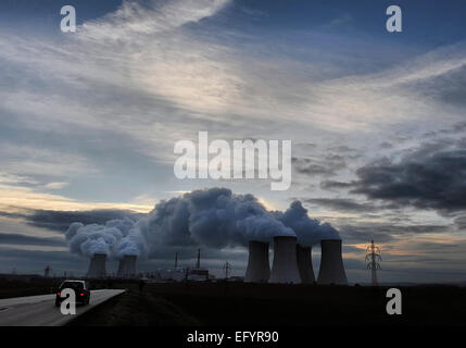 ***PHOTO*** Dukovany centrale nucléaire, en République tchèque, le 15 janvier 2014. Une réaction de fission dans la première unité de la centrale nucléaire de Dukovany, qui couvre environ un cinquième de l'électricité consommée dans la République tchèque, a été lancé il y a 30 ans, le 12 février 1985. Au cours de l'année 1986, deux nouvelles unités ont été mis en service et en juillet 1987, la dernière quatrième unité a été mis en ligne. Le lancement de Dukovany était important pour le secteur de l'énergie tchécoslovaque. En 2035, peut-être un cinquième de Dukovany unité. (CTK Photo/Lubos Pavlicek) Banque D'Images