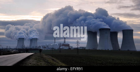 ***PHOTO*** Dukovany centrale nucléaire, en République tchèque, le 15 janvier 2014. Une réaction de fission dans la première unité de la centrale nucléaire de Dukovany, qui couvre environ un cinquième de l'électricité consommée dans la République tchèque, a été lancé il y a 30 ans, le 12 février 1985. Au cours de l'année 1986, deux nouvelles unités ont été mis en service et en juillet 1987, la dernière quatrième unité a été mis en ligne. Le lancement de Dukovany était important pour le secteur de l'énergie tchécoslovaque. En 2035, peut-être un cinquième de Dukovany unité. (CTK Photo/Lubos Pavlicek) Banque D'Images