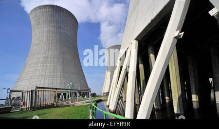 ***PHOTO*** Dukovany centrale nucléaire, en République tchèque, le 3 avril 2014. Une réaction de fission dans la première unité de la centrale nucléaire de Dukovany, qui couvre environ un cinquième de l'électricité consommée dans la République tchèque, a été lancé il y a 30 ans, le 12 février 1985. Au cours de l'année 1986, deux nouvelles unités ont été mis en service et en juillet 1987, la dernière quatrième unité a été mis en ligne. Le lancement de Dukovany était important pour le secteur de l'énergie tchécoslovaque. En 2035, peut-être un cinquième de Dukovany unité. (CTK Photo/Lubos Pavlicek) Banque D'Images