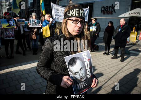 Bruxelles, Belgique. 12 Février, 2015. Les membres de la communauté ukrainienne prostest en face du siège de l'UE à Bruxelles, Belgique Le 12.02.2015 de manifestants ont exigé sa libération immédiate Nadia Savchenko de sa prison russe. Dpa : Crédit photo alliance/Alamy Live News Banque D'Images