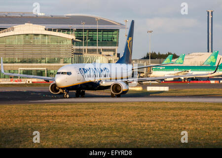 Ryanair Boeing 737-800 taxis sur la piste 28 à l'aéroport de Dublin. Banque D'Images