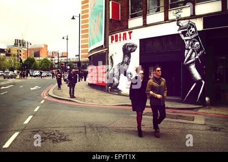 Arts graffiti peint par l'artiste de rue inconnu sur les murs des exemples dans la région de Hackney et Shoreditch à Londres, en Angleterre. Banque D'Images