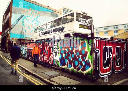 Arts graffiti peint par l'artiste de rue inconnu sur les murs des exemples dans la région de Hackney et Shoreditch à Londres, en Angleterre. Banque D'Images