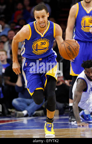 9 février 2015 : Golden State Warriors guard Stephen Curry (30) dans actionduring la NBA match entre les Golden State Warriors et les Philadelphia 76ers au Wells Fargo Center de Philadelphie, Pennsylvanie. Les Golden State Warriors a gagné 89-84. Banque D'Images