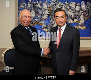 Islamabad, Pakistan. 12 Février, 2015. Le Ministre chinois des affaires étrangères Wang Yi (R) s'entretient avec le conseiller du Premier Ministre pakistanais de la sécurité nationale et des affaires étrangères, Sartaj Aziz à Islamabad, Pakistan, 10 févr. 12, 2015. © Huang Zongzhi/Xinhua/Alamy Live News Banque D'Images