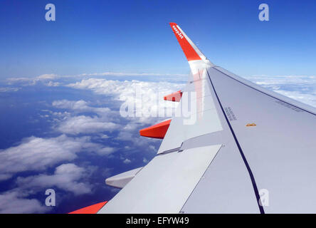 EasyJet logo sur l'aile d'Airbus A320 en vol Banque D'Images