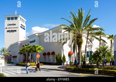 À l'extérieur les acheteurs internationaux d'Orlando Premium Outlets Shopping Mall, International Drive, Orlando, Floride, l'Amérique Banque D'Images