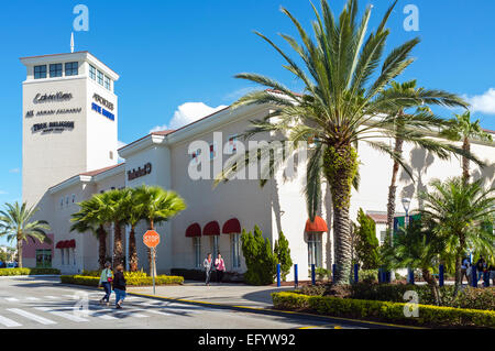 À l'extérieur les acheteurs internationaux d'Orlando Premium Outlets Shopping Mall, International Drive, Orlando, Floride, l'Amérique Banque D'Images