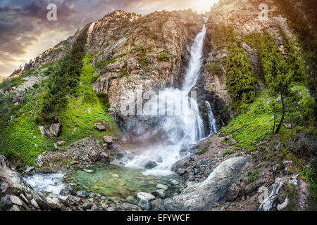 Burhan Bulak Mountain waterfall in Alatau Dzungarian, du Kazakhstan, de l'Asie centrale Banque D'Images