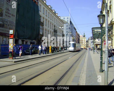 République Tchèque Prague - le 24 avril 2010. Nouveau tramway moderne est en service dans la ville de Prague. Banque D'Images