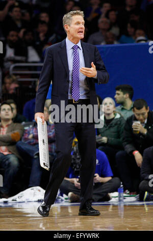 9 février 2015 : Golden State Warriors l'entraîneur-chef Steve Kerr réagit au cours de la NBA match entre les Golden State Warriors et les Philadelphia 76ers au Wells Fargo Center de Philadelphie, Pennsylvanie. Les Golden State Warriors a gagné 89-84. Banque D'Images