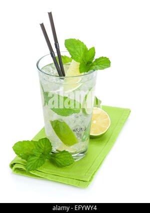 Mojito cocktail frais et des limes à la menthe. Isolé sur fond blanc Banque D'Images