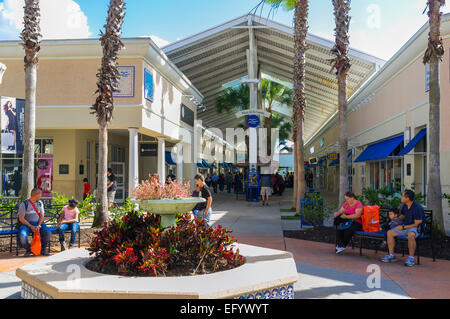 À l'extérieur les acheteurs internationaux d'Orlando Premium Outlets Shopping Mall, International Drive, Orlando, Floride, l'Amérique Banque D'Images