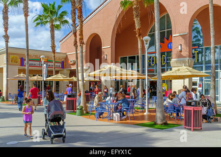 À l'extérieur les acheteurs internationaux d'Orlando Premium Outlets Shopping Mall, International Drive, Orlando, Floride, l'Amérique Banque D'Images