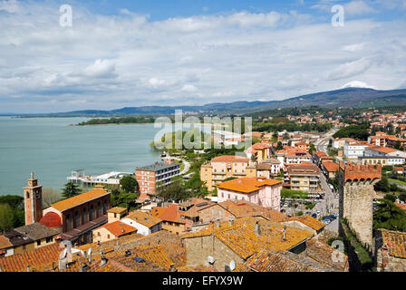 Village de Passignano, vue depuis le château, lac Trasimeno, Ombrie, Italie Banque D'Images