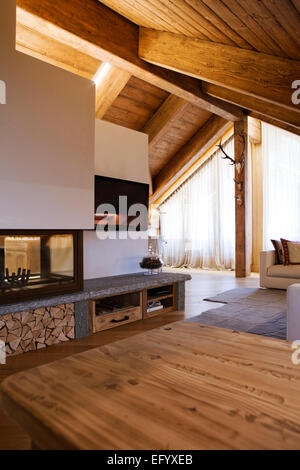 Chalet de montagne de luxe avec cheminée salon canapé Banque D'Images