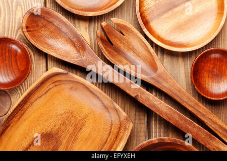 Des ustensiles de cuisine en bois sur fond de table en bois Banque D'Images