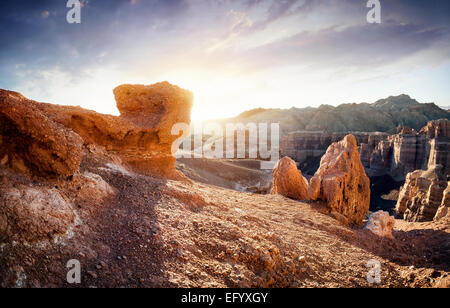 Grand canyon auezov au lever du soleil au Kazakhstan Banque D'Images