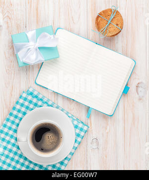 Tasse de café, biscuits au gingembre boîte cadeau et le bloc-notes de copy space Banque D'Images