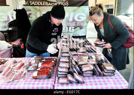 Femme d'âge moyen l'achat de produits de viande de caler au marché de fermiers Kent UK Banque D'Images