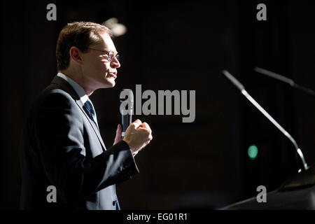 Berlin, Allemagne. 12 Février, 2015. Le maire de Berlin Michael Müller (SPD) parle au forum des citoyens lancé par le Senat Berlin Berlin pour la demande d'accueil des Jeux olympiques à Berlin, Allemagne, 12 février 2015. Photo : Gregor Fischer/dpa/Alamy Live News Banque D'Images