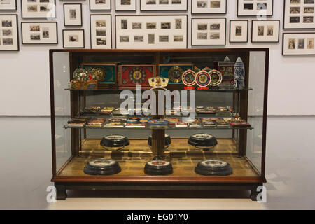 Londres, Royaume-Uni. 11 février 2015. Collection de Martin Parr. L'exposition 'Magnifique Obsessions : l'artiste comme Collector' présente des collections personnelles d'artistes contemporains de l'après-guerre, y compris Arman, Peter Blake, Hanne Darboven, Edmund de Waal, Damien Hirst, Howard Hodgkin, Dr Lakra, vendu LeWitt, Martin Parr, Jim Shaw, Hiroshi Sugimoto, Andy Warhol, Pae White et Martin Wong/Danh Vo. Les collections vont des souvenirs pour de rares artefacts et spécimens d'histoire naturelle. Organisée par Lydia Yee, l'exposition est présentée au Barbican Art Gallery du 12 février au 25 mai 2015. Photo : Bettina St Banque D'Images