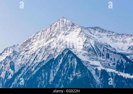 Une vue sur le lac de Thoune en direction de la montagne Niesen, Thunersee, Oberland Bernois, Suisse Banque D'Images