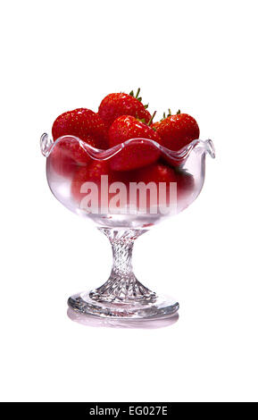 Les fraises fruit sur un fond blanc. Banque D'Images