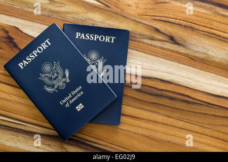 Close up de deux passeports américains sur une table en bois pour un concept de voyage Banque D'Images