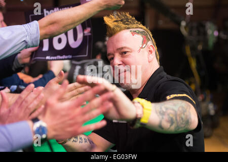 Bournemouth, Royaume-Uni. 12 Février, 2015. Betway Football Ligue 1 fléchettes. Journée 2. Peter Wright fans accueille comme il marche sur pour son match. Credit : Action Plus Sport/Alamy Live News Banque D'Images