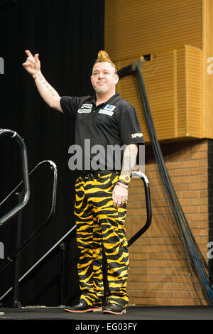 Bournemouth, Royaume-Uni. 12 Février, 2015. Betway Football Ligue 1 fléchettes. Journée 2. Peter Wright salue la foule alors qu'il atteint le stade. Credit : Action Plus Sport/Alamy Live News Banque D'Images