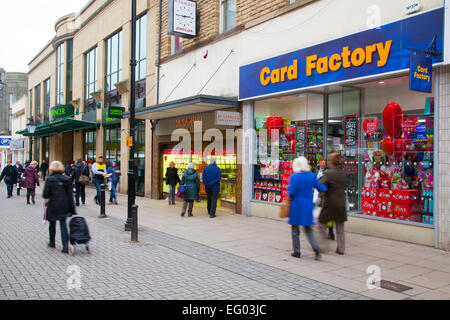 Les personnes de passage carte de souhaits magasin d'usine, dans la rue Cambridge, Harrogate, North Yorkshire, UK Banque D'Images