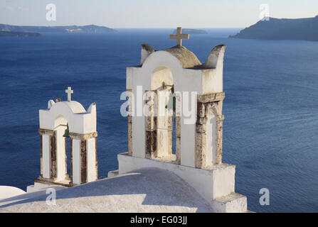 Les clochers de l'Église célèbre dans Santorini Banque D'Images