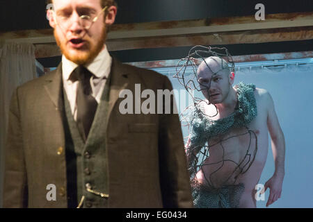 Scott McGarrick comme M. Frederick Treves et Daniel Chrisostomou comme Joseph Merrick/Elephant Man. Inspiré par l'histoire vraie de Joseph Merrick, et à la suite d'une tournée nationale, Quatrième Ensemble de singe's 'Elephant Man' s'ouvre à l'Brockley Jack Studio Theatre, Londres. L'adaptation dramatique écrit et réalisé par Steve Green se déroule du 3 au 21 février 2015 à Londres. Interprètes : Daniel Chrisostomou comme Joseph Merrick/Elephant Man, Scott McGarrick comme M. Frederick Treves ; Adam Trussell, Ami Sayers et Katie Turner remplir plusieurs rôles. Banque D'Images