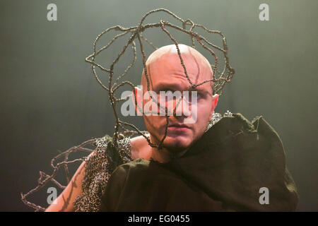 Daniel Chrisostomou comme Joseph Merrick/Elephant Man. Inspiré par l'histoire vraie de Joseph Merrick, et à la suite d'une tournée nationale, Quatrième Ensemble de singe's 'Elephant Man' s'ouvre à l'Brockley Jack Studio Theatre, Londres. L'adaptation dramatique écrit et réalisé par Steve Green se déroule du 3 au 21 février 2015 à Londres. Interprètes : Daniel Chrisostomou comme Joseph Merrick/Elephant Man, Scott McGarrick comme M. Frederick Treves ; Adam Trussell, Ami Sayers et Katie Turner remplir plusieurs rôles. Banque D'Images