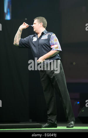 Bournemouth, Royaume-Uni. 12 Février, 2015. Betway Football Ligue 1 fléchettes. Journée 2. Gary Anderson lance durant son match avec Peter Wright. Credit : Action Plus Sport/Alamy Live News Banque D'Images