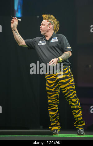 Bournemouth, Royaume-Uni. 12 Février, 2015. Betway Football Ligue 1 fléchettes. Journée 2. Peter Wright lance durant son match avec Gary Anderson. Credit : Action Plus Sport/Alamy Live News Banque D'Images