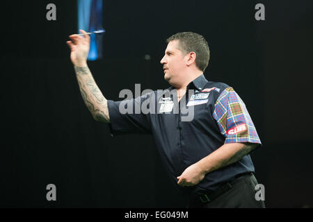 Bournemouth, Royaume-Uni. 12 Février, 2015. Betway Football Ligue 1 fléchettes. Journée 2. Gary Anderson lance durant son match avec Peter Wright. Credit : Action Plus Sport/Alamy Live News Banque D'Images