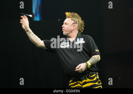 Bournemouth, Royaume-Uni. 12 Février, 2015. Betway Football Ligue 1 fléchettes. Journée 2. Peter Wright lance durant son match avec Gary Anderson. Credit : Action Plus Sport/Alamy Live News Banque D'Images